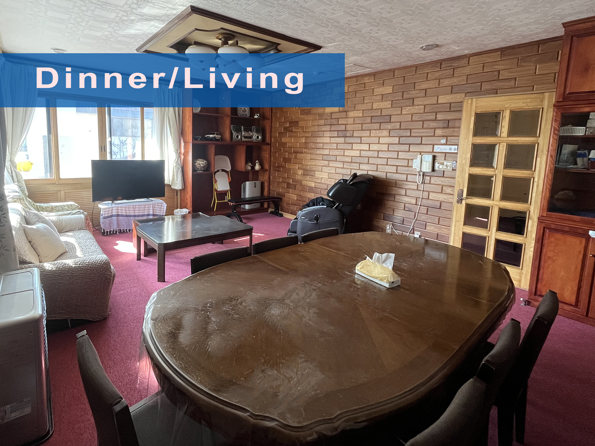 Otaruya living room and dining area with a large table and lounge seating